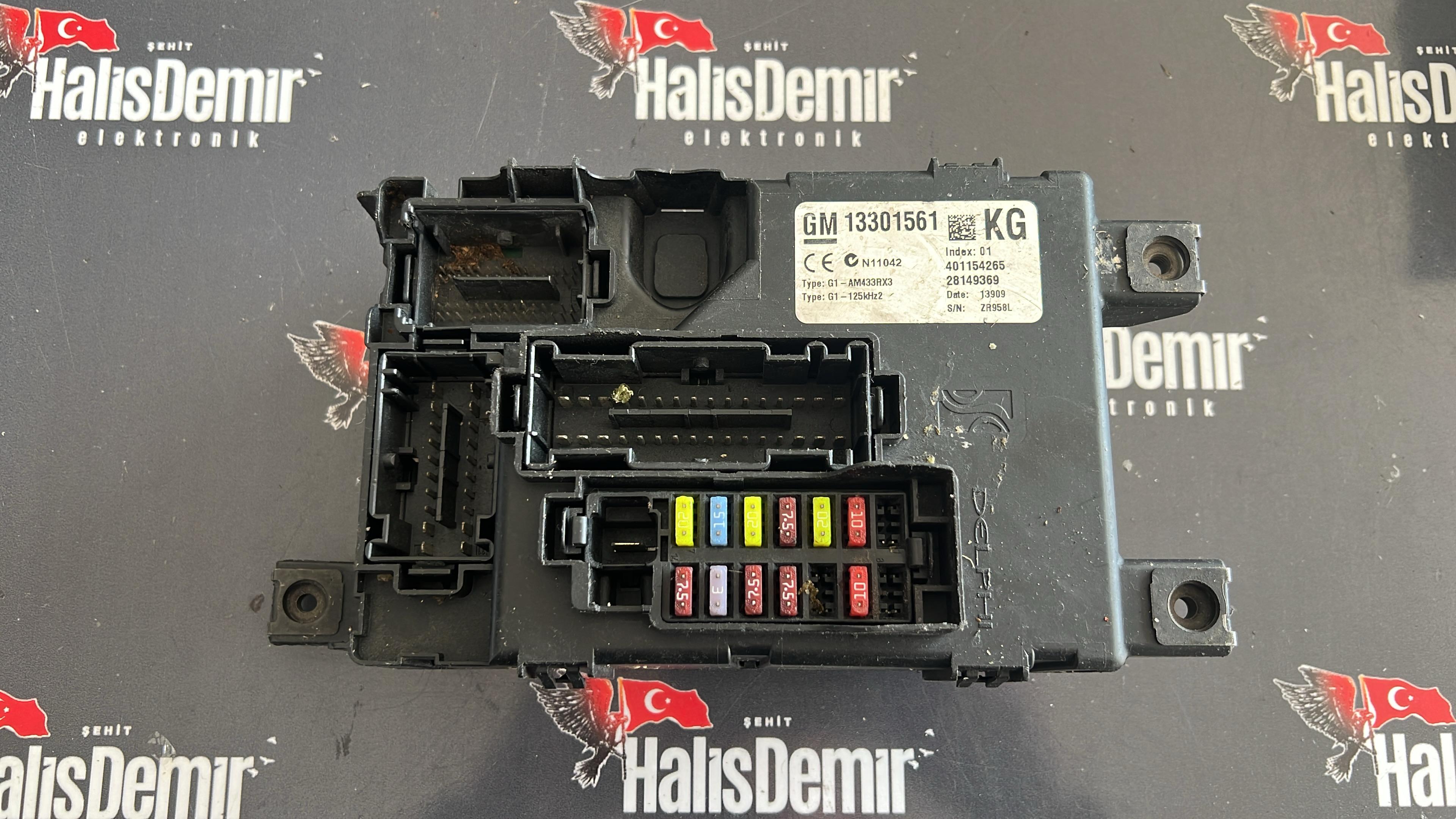 13301561 KG OPEL CORSA D SİGORTA KUTUSU 