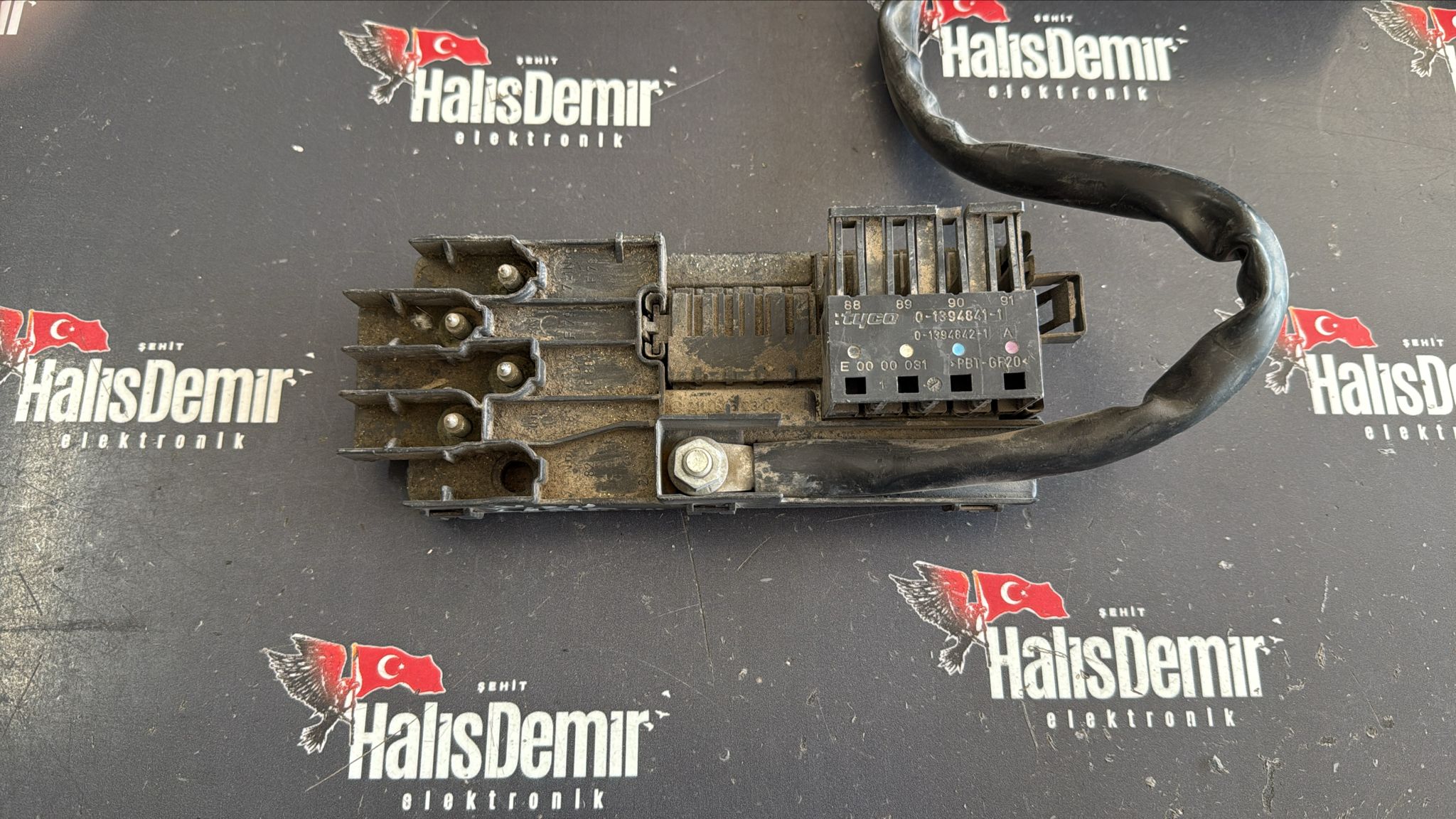 MERCEDES E SERİSİ W211 W219 SİGORTA KUTUSU 2115452301