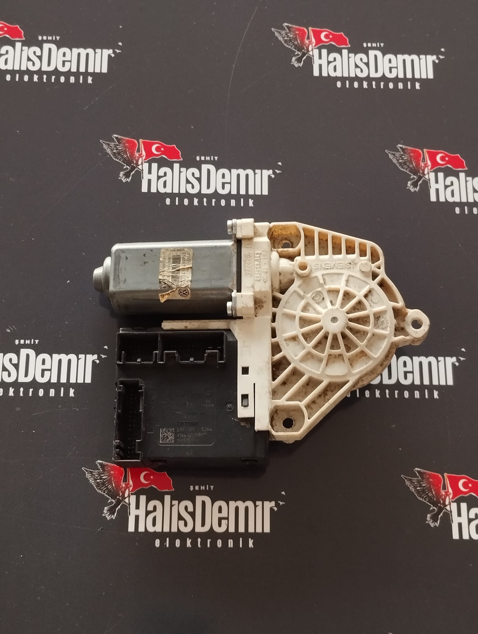 VOLKSWAGEN GOLF 2009 2012 SAĞ ÖN CAM MOTORU 3C0959793A