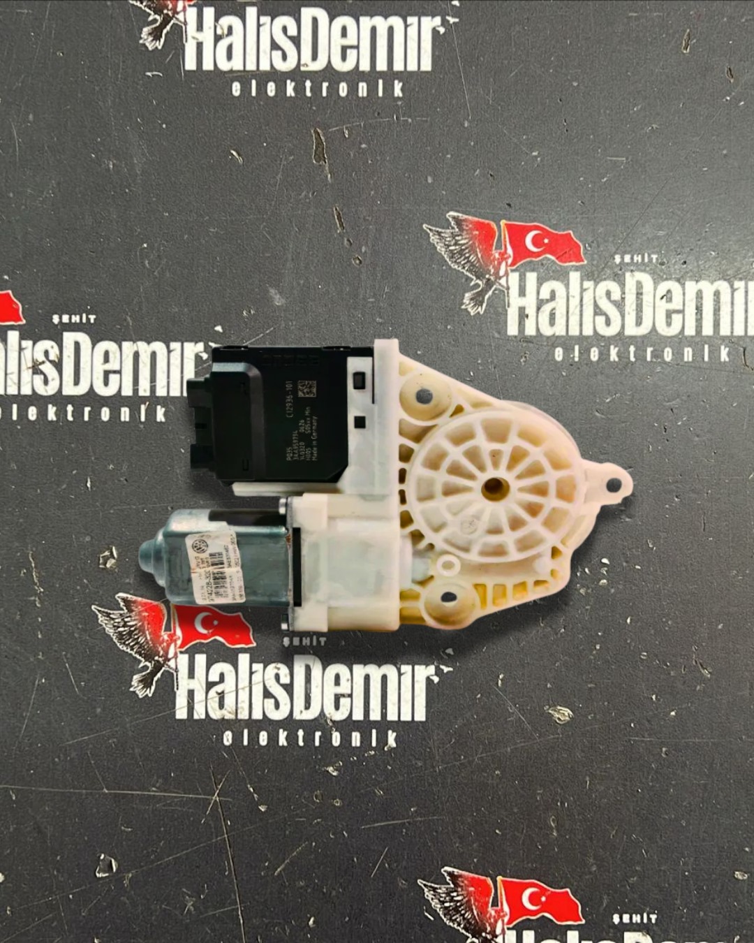 VOLKSWAGEN PASSAT B6 B7 SAĞ ARKA CAM BEYNİ MOTORU 3AA959794