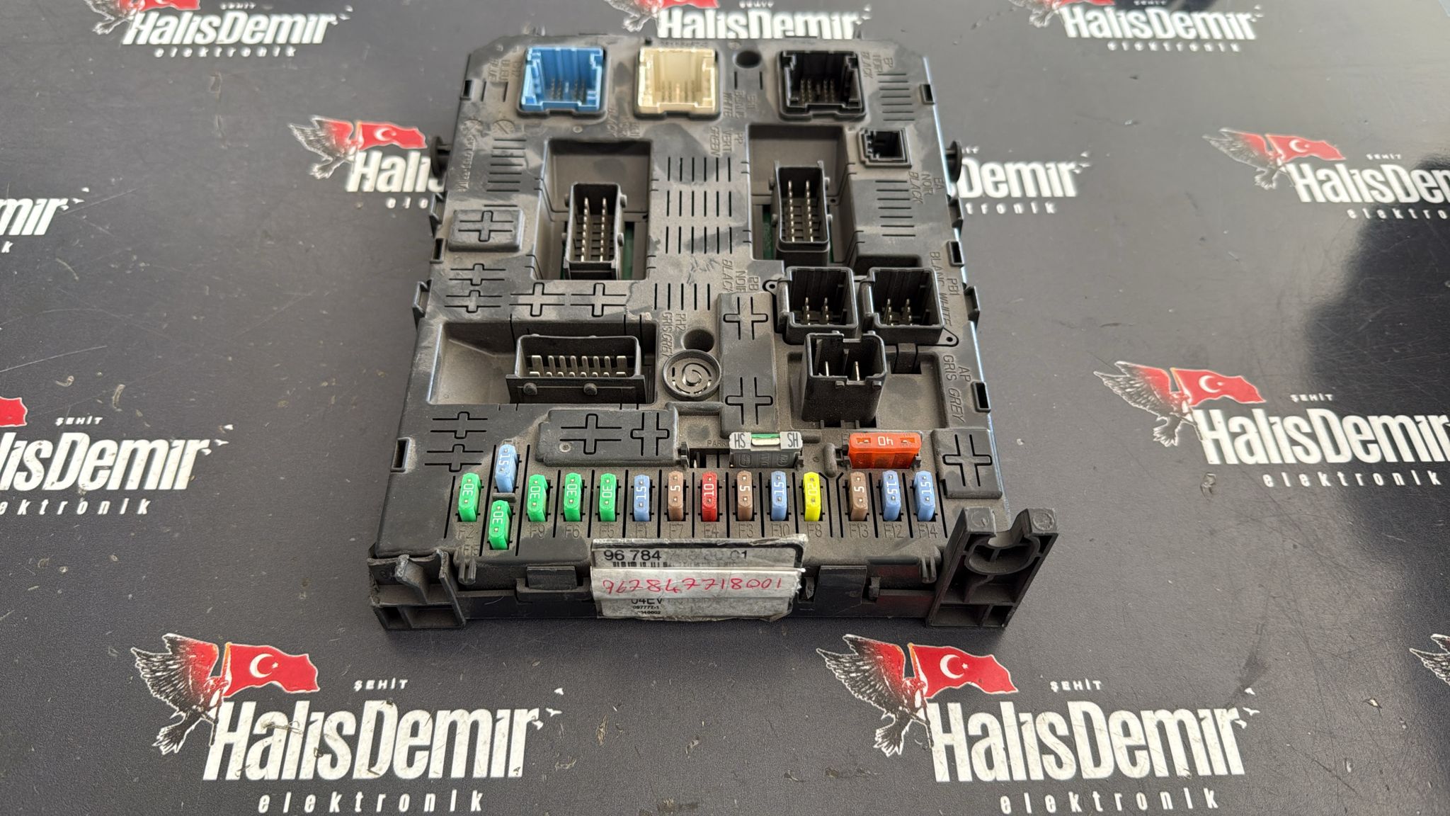 967847718001 28116487-2 PEUGEOT 308 CİTROEN C4 SİGORTA KUTUSU