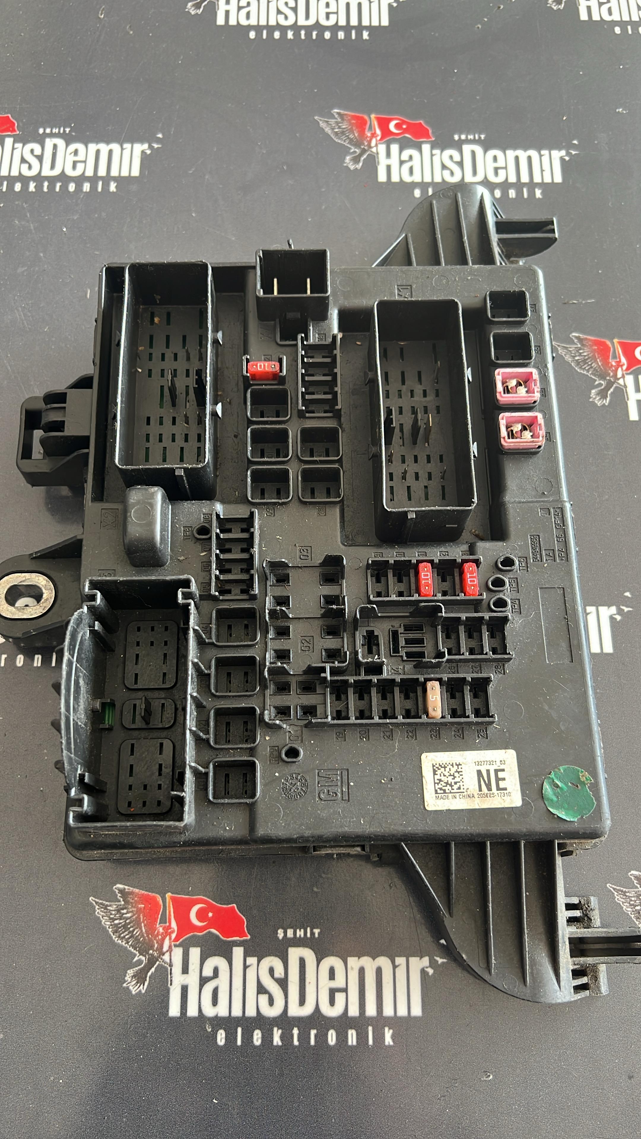 OPEL İNSİGNİA ARKA SİGORTA TABLASI 13277321 03 NE